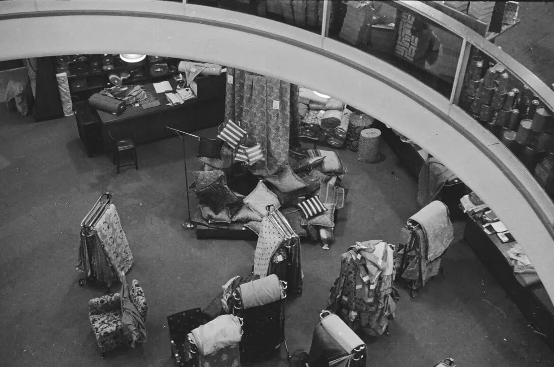 Peter Jones, Stoffabteilung, um 1938/39, Foto: Robert Haas zugeschrieben, Privatbesitz   