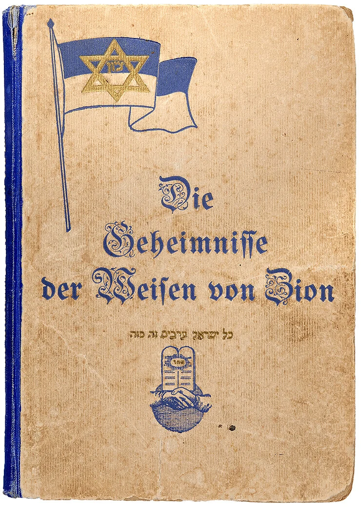 Die Protokolle der Weisen von Zion erscheinen im Jänner 1920 erstmals auch in deutscher Sprache. Verantwortlich für die Übersetzung der Nilus-Ausgabe ist Ludwig Müller von Hausen (1851-1926). Für die Veröffentlichung nutzt der völkische Aktivist den Decknamen Gottfried zur Beek. Neben seinem Text, der regelmäßig neu aufgelegt wird, erscheinen andere deutsche Ausgaben der Protokolle: Der bekannte Antisemit Theodor Fritsch (1852-1933) gibt 1924 eine weitere Übersetzung heraus. Gottfried zur Beek (d.i. Ludwig Müller von Hausen (Hg.): Die Geheimnisse der Weisen von Zion, Charlottenburg, 1920, Sammlung M. Hagemeister, Foto: privat/Ansgar Hoffmann, www.hoffmannfoto.de
