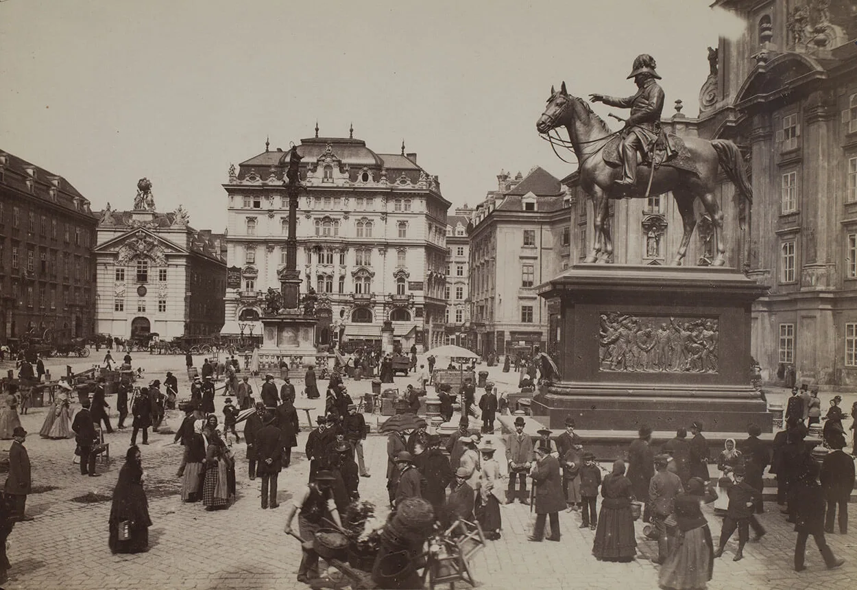 Am Hof mit dem Radetzky-Denkmal im Vordergrund und der Mariensäule, Foto um 1900, Wien Museum  