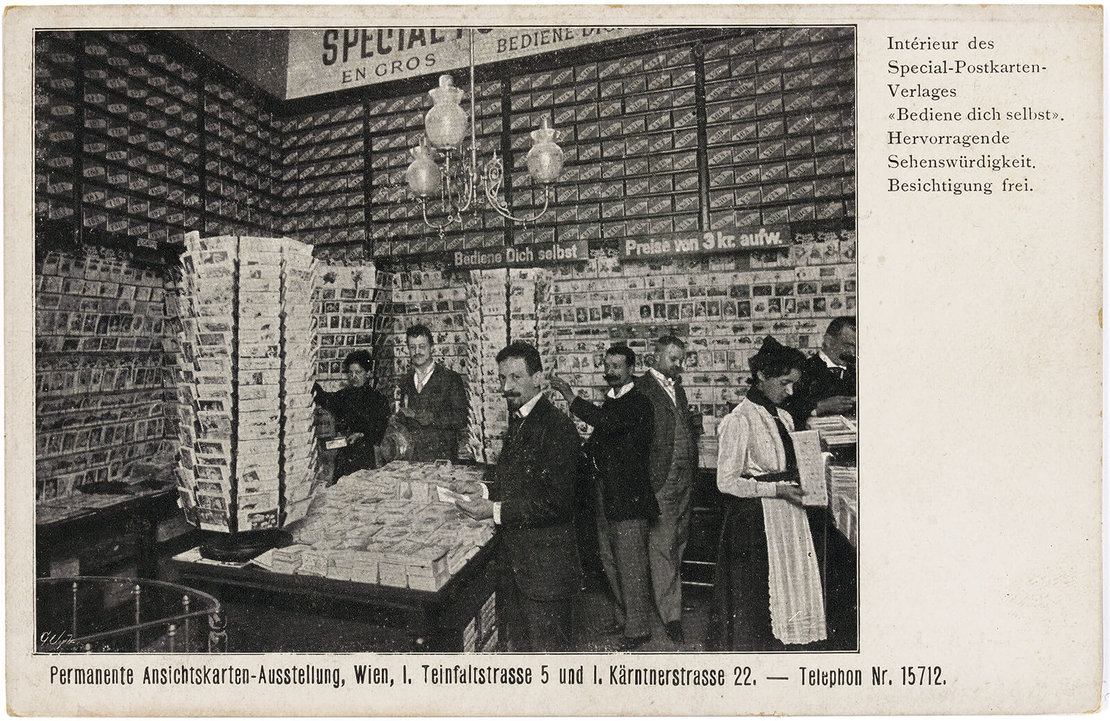 Innenansicht der Postkartenhandlung „Bediene dich selbst“, ab 1900, Verlag Brüder Kohn, Wien, Sammlung H. Seemann 