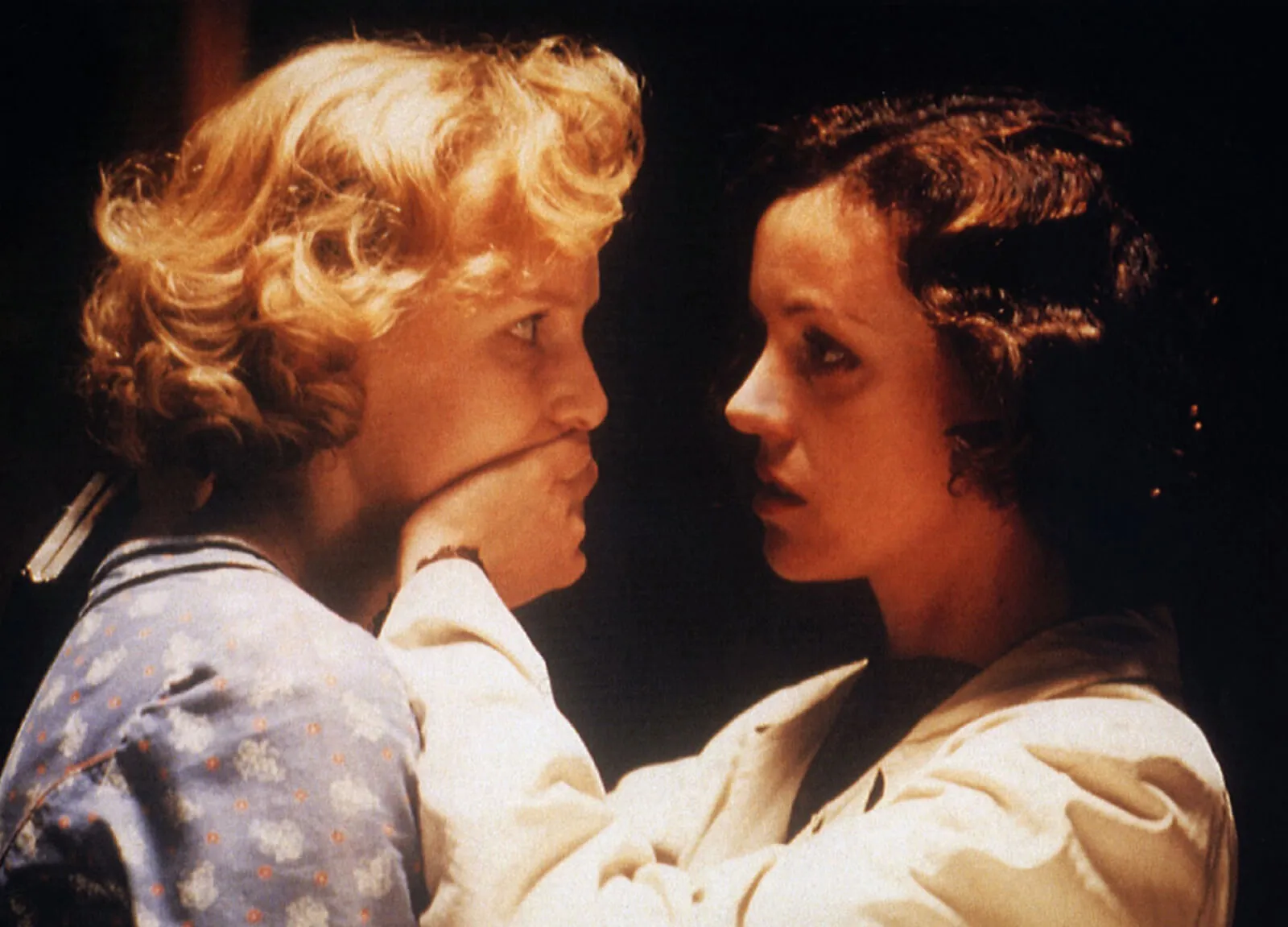 Juliane Köhler als Lilly Wust (Aimée; l.) mit Maria Schrader als Felice Schragenheim (Jaguar) in dem Film Aimee & Jaguar nach der Buchvorlage von Erica Fischer (D 1999, Regie: Max Färberböck), Foto: Impress / United Archives / picturedesk.com  