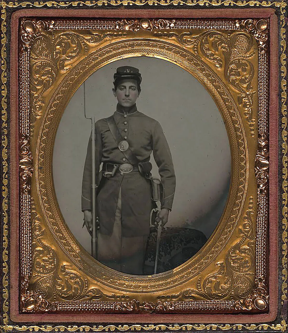 Unter den Soldaten im amerikanischen Bürgerkrieg war es besonders beliebt, sich - neben politischen Botschaften - auch Name und Geburtsdatum stechen zu lassen. Foto eines unbekannten Soldaten in Unions-Uniform, Quelle: The Library of Congress/Wikimedia Commons