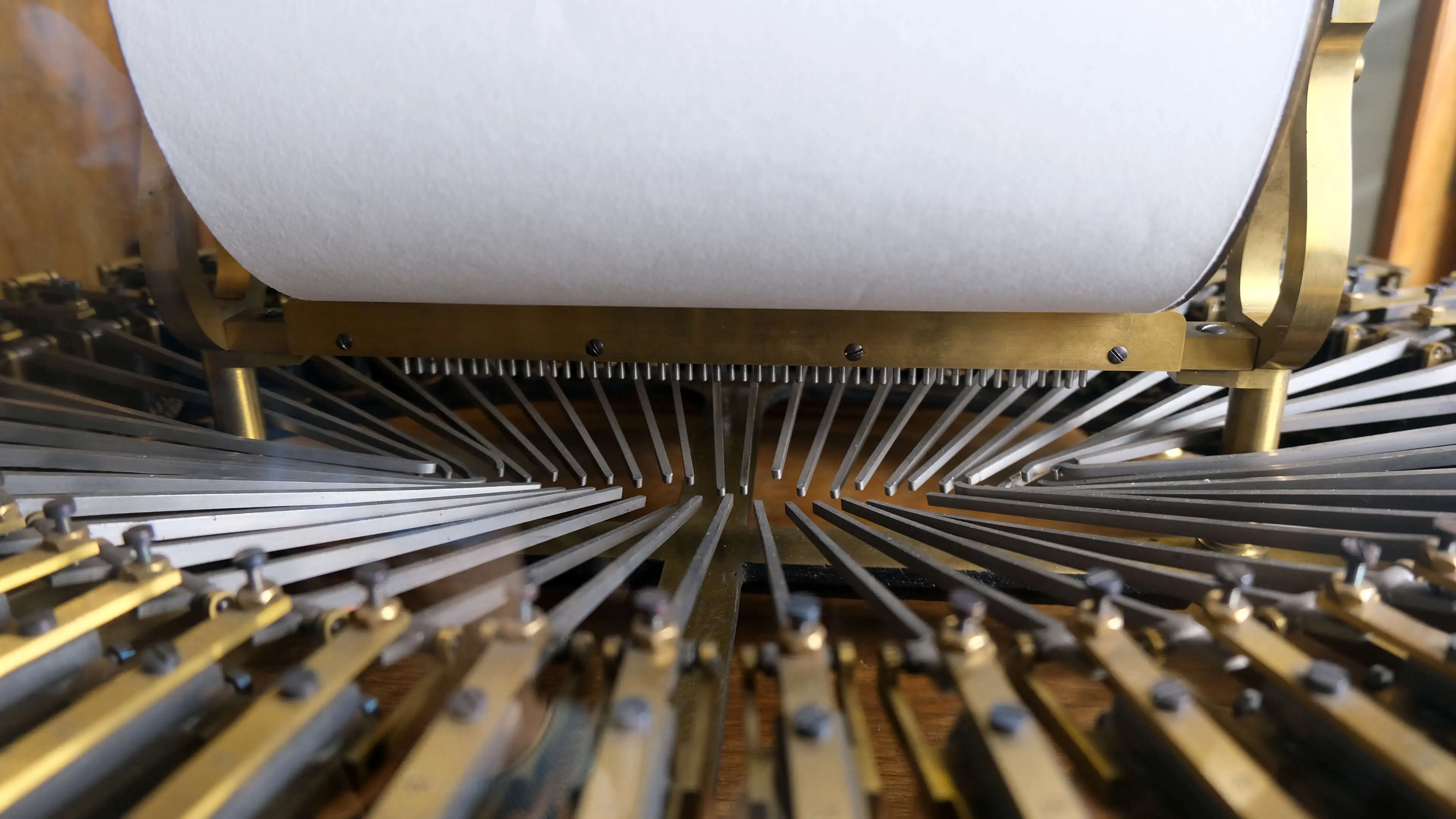 Detail: Elektromagnete im Oval angeordnet mit Schreibhebeln, die in der Mitte zusammenlaufen. Foto: Tabea Rude  