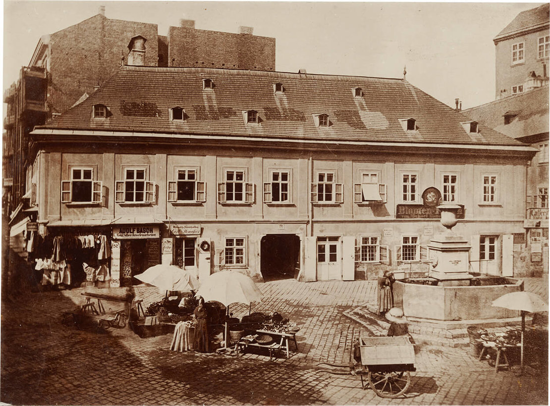 Strohplatzl (heute Augustinplatz) mit Auslaufbrunnen, um 1890, Fotografie von August Stauda, Wien Museum 