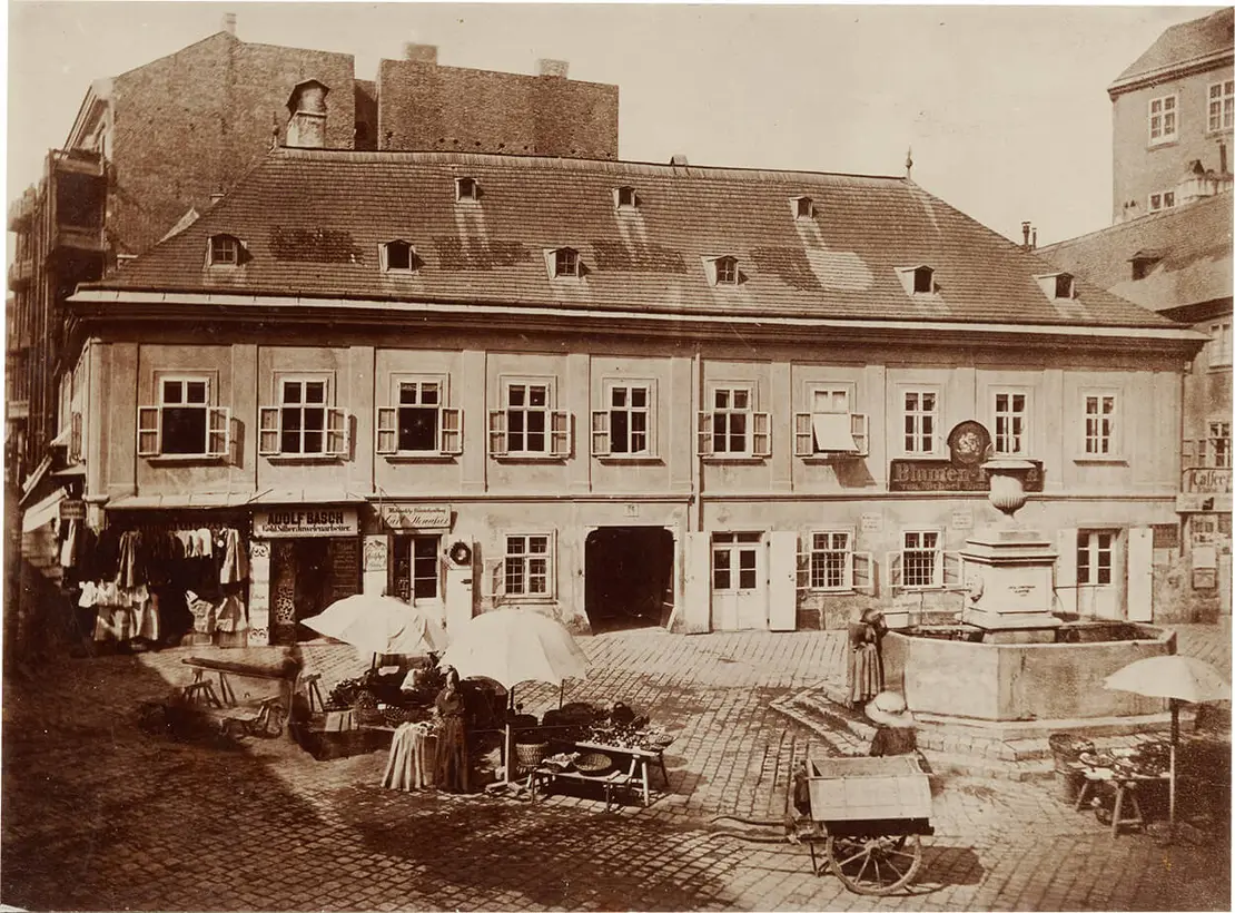 Strohplatzl (heute Augustinplatz) mit Auslaufbrunnen, um 1890, Fotografie von August Stauda, Wien Museum  