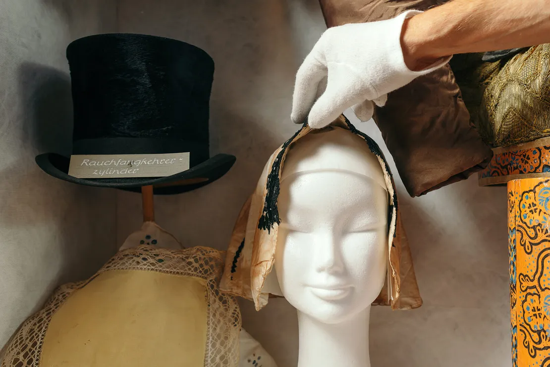 Die Sammlung des Bezirksmuseums Liesing enthält besonders viele textile Objekte, daher wurde es als erster Standort für das Depotprojekt ausgewählt.  