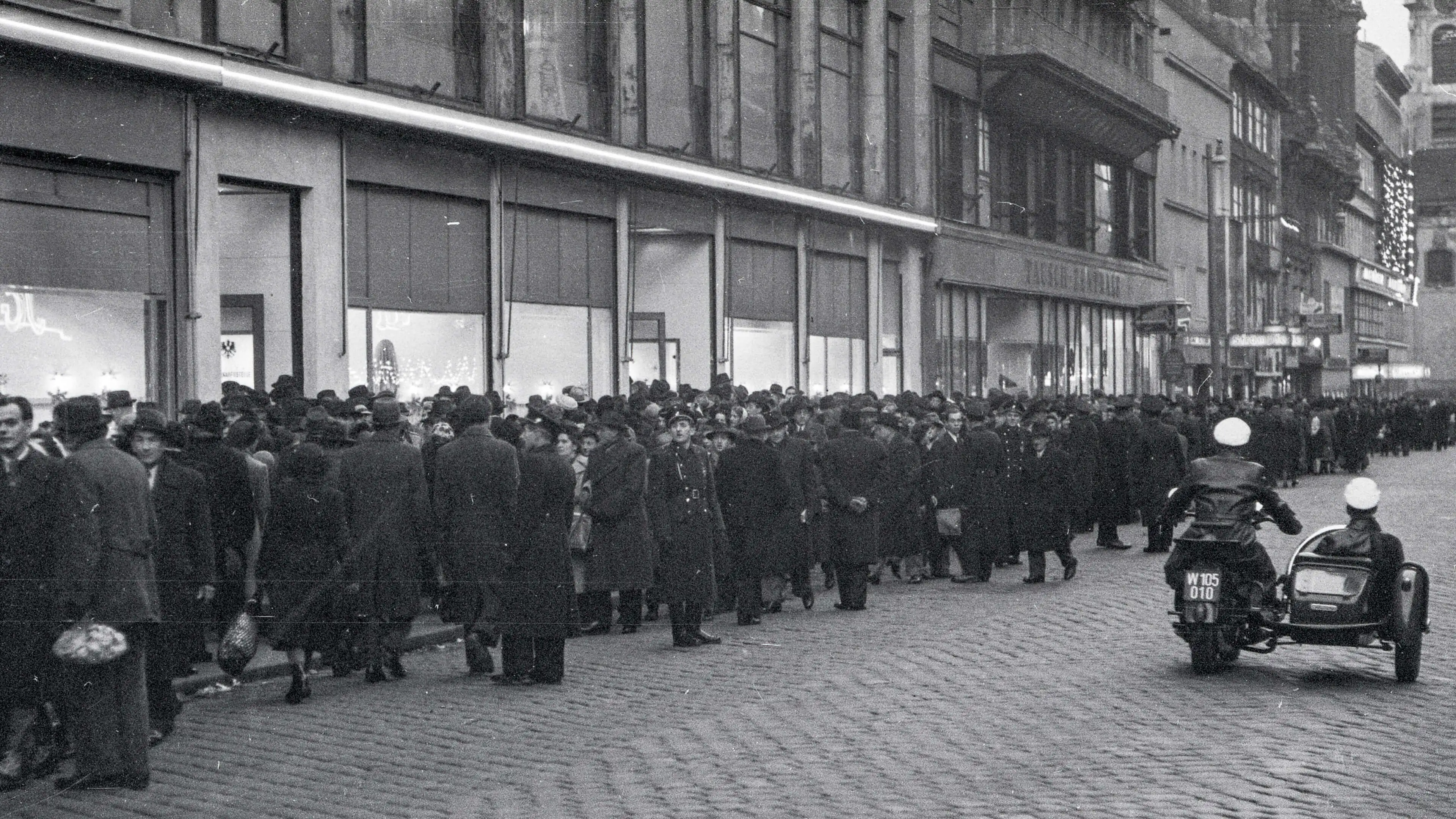 Goldener Sonntag auf der Mariahilfer Straße, 1949. Die Polizei überwacht das Geschehen in der „Beiwagen-Maschin“, Foto: Votava / Imagno / picturedesk.com