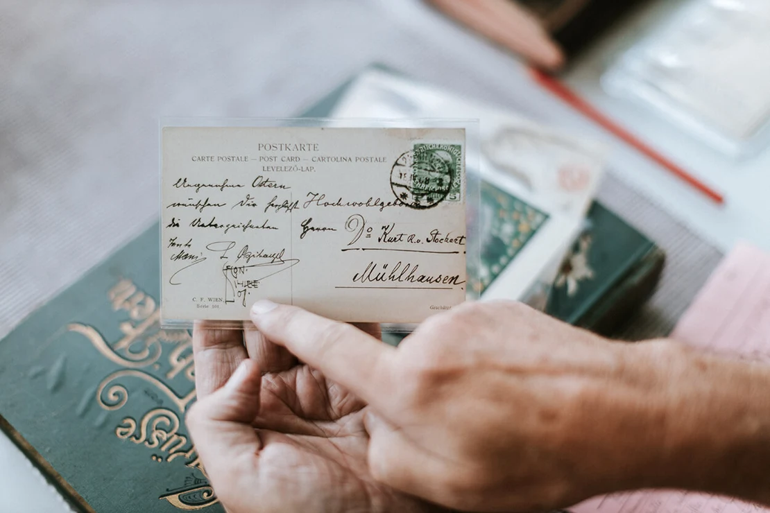 Ein besonderes Einzelstück: Diese Karte verschickte Familie Schiele an ihren Verwandten Kurt Stockert. Egon Schiele signierte die Karte im selben Stil wie er es auf seinen Gemälden tat. Foto: Victoria Nazarova