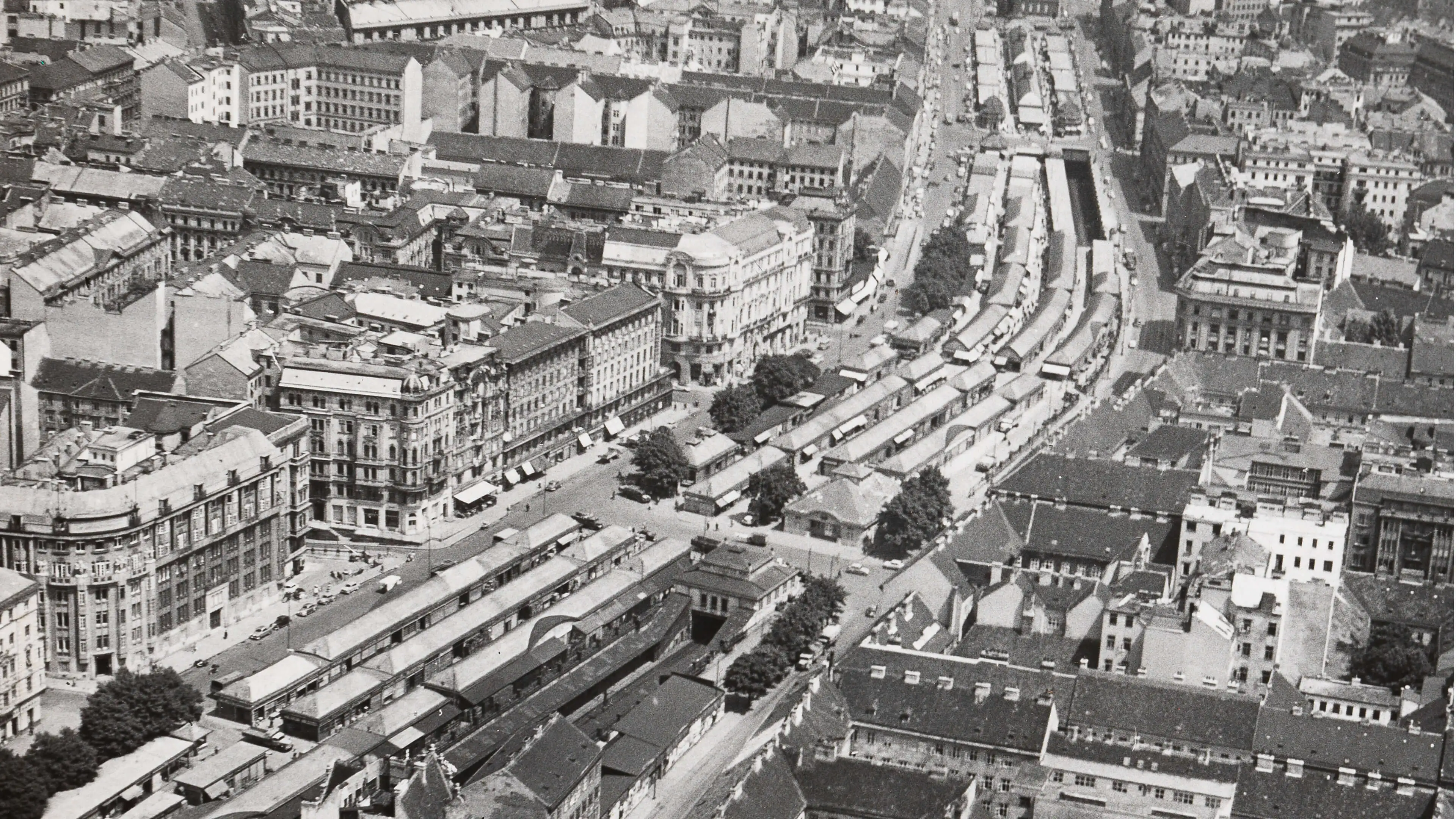 Schrägluftaufnahme des Naschmarktes (Ausschnitt), 1956, Foto: Bilderdienst der Stadt Wien, Wien Museum
