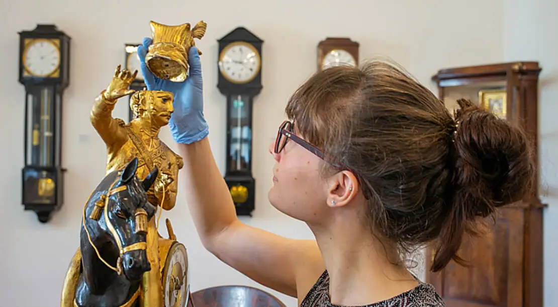 Restauratorin Tabea Rude im Uhrenmuseum, Foto: Michael Goldrei