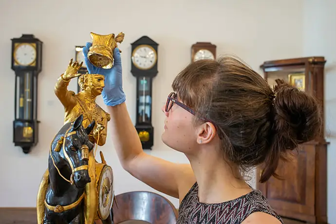 Restauratorin Tabea Rude im Uhrenmuseum, Foto: Michael Goldrei