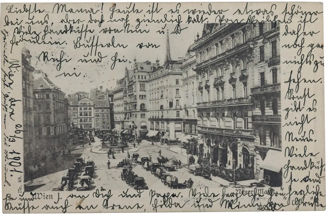 „Wien I. Neuer Markt“, gelaufen 1901 von Wien nach Abbazia, Wien Museum, Nachrichtentext: „Liebste Mama! Heute ist es wieder etwas schöner bei uns, aber doch noch ziemlich kalt. Von Veilchen ist daher noch gar nichts zu sehen. Sonst gibt es nichts Neues. Viele Handküsse und herzliche Grüße an dich und Papa. Viele herzliche Grüße und Küsse auch an Irene, Hilda und Mimi von Elsa. Viele Handküsse von Rini und Fräulein. Busserle von Richi und Heini. [...] herzl. Gruß an das Mimmerl.“  