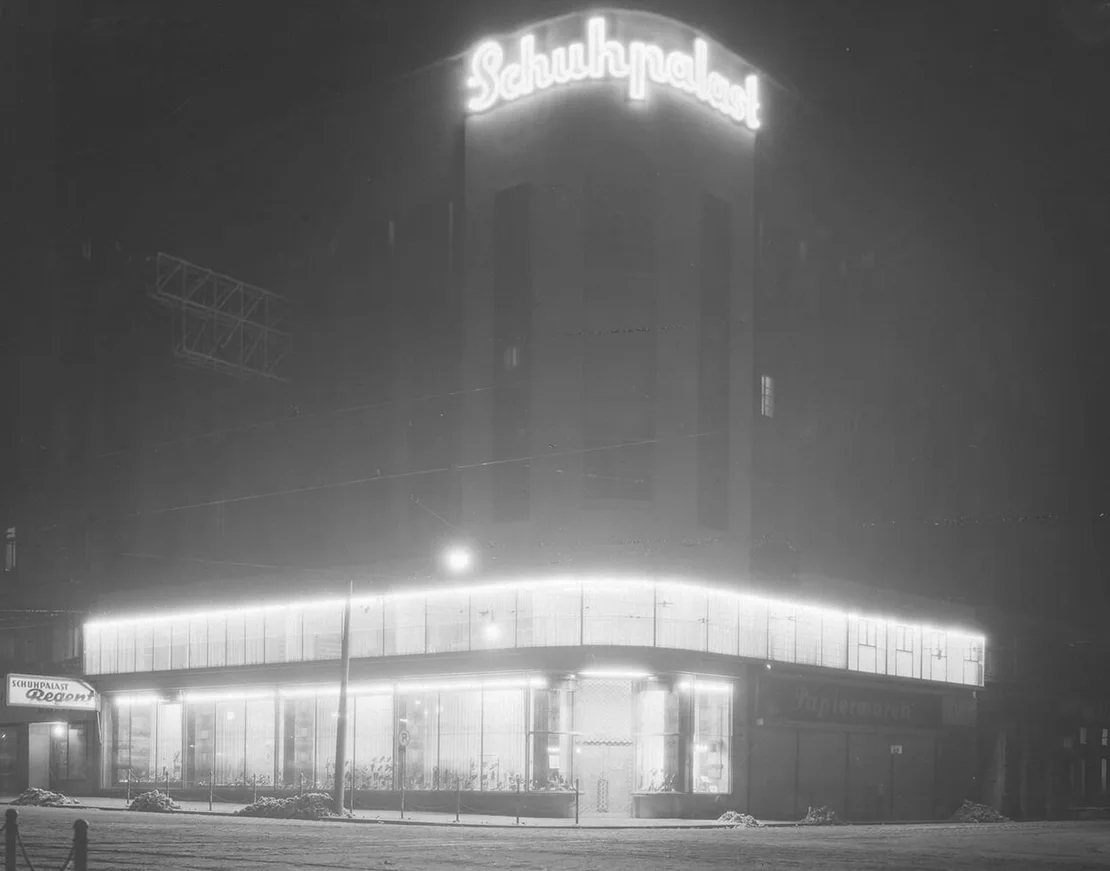 Nächtliche Ansicht des Regent-Schuhpalasts, Foto: Kurt Gerlach, um 1950, Wien Museum  
