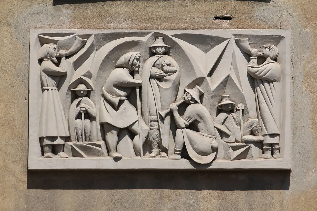 Wandrelief „Sieben Hirten“ von Wander Bertoni, 1950–1951. Sandstein, 1230 Wien, Ketzergasse 42 (Siebenhirten), Aufnahme aus 2025, Foto: Christian Hlavac  