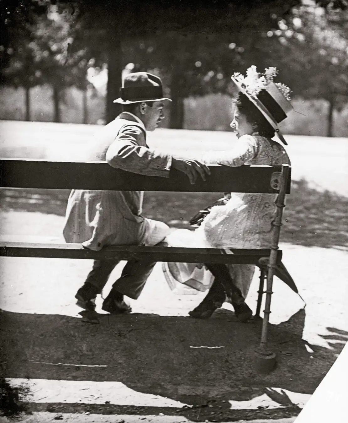 Emil Mayer: Paar auf der Parkbank in der Praterhauptallee, um 1905, Austrian Archives / brandstaetter images / picturedesk.com  