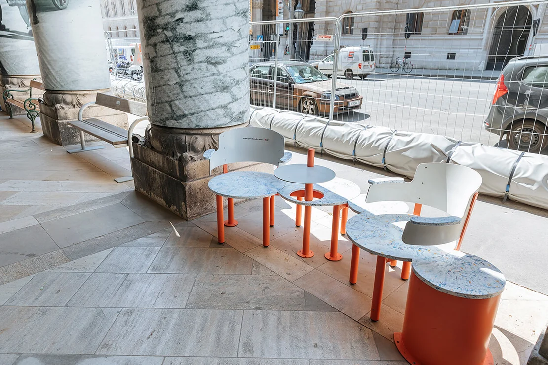 Eine Alternative zur klassischen Parkbank, ausgestellt vor dem Wien Museum MUSA. Marlene Fröhlich | luxundlumen.com  