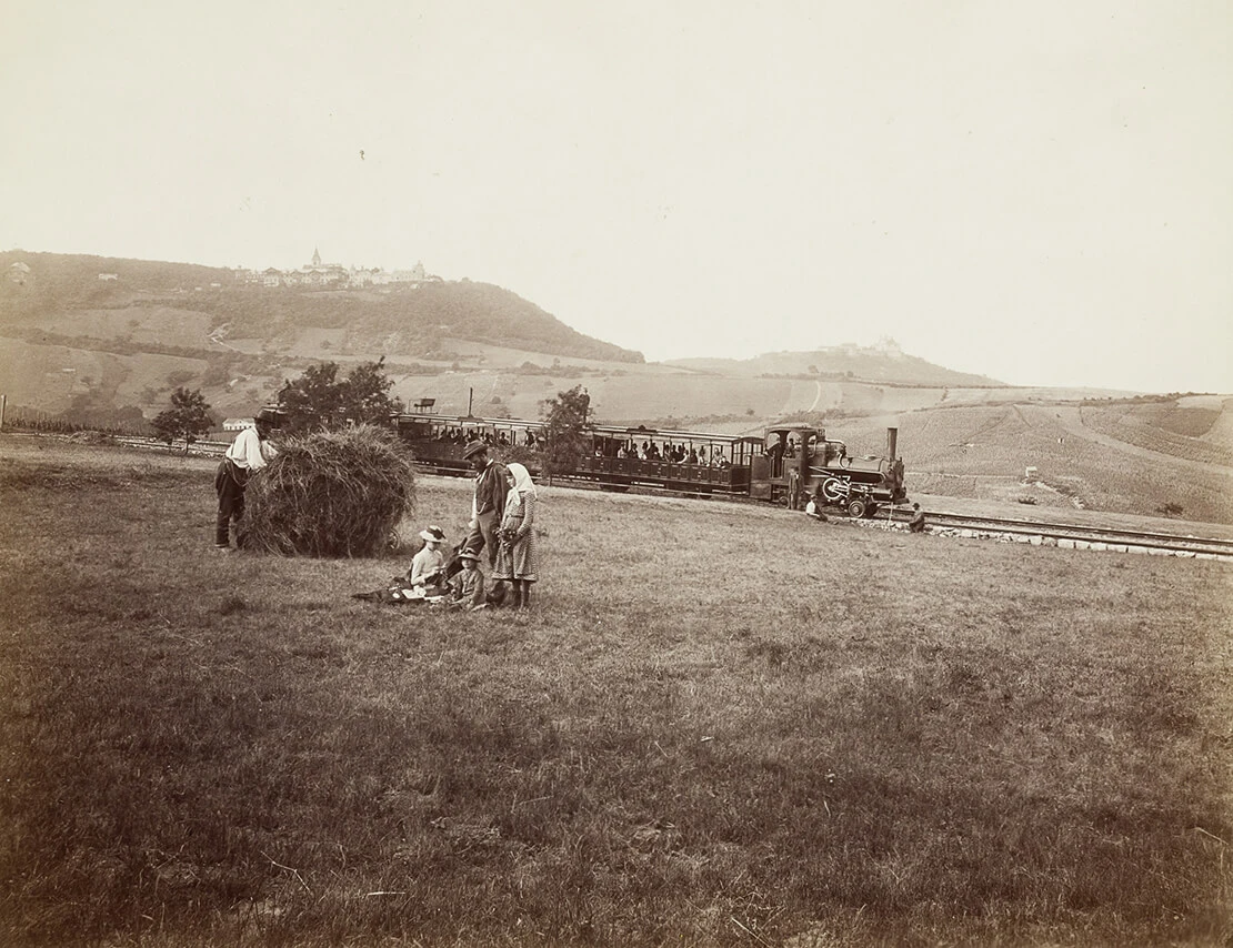 Die Zahnradbahn auf den Kahlenberg, auf dem Berggleis für die Aufnahme zum Halt gekommen. Fotografie von Victor Angerer, 1889, Wien Museum. Angerer entwickelt die von Frankenstein dargestellte Szenerie weiter, das Grundmotiv von Bahn und Kahlenberg im Hintergrund bleibt gleich.