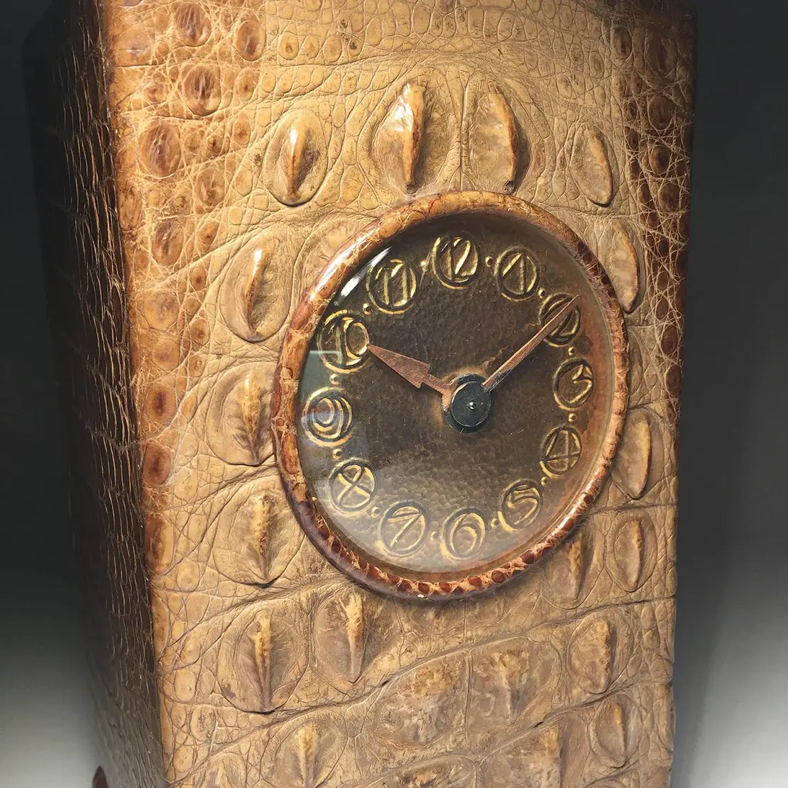 Kommodenstanduhr mit Krokodillederbespannung, nach einem Entwurf von Josef Hoffmann, Wiener Werkstätte, um 1905, Wien Museum