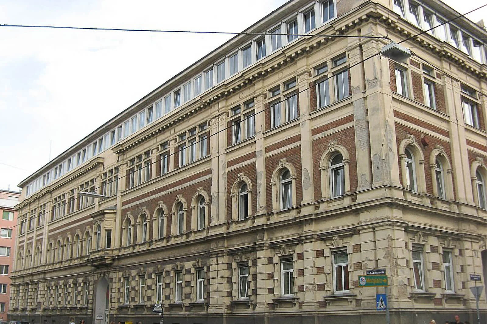 Gudrunstraße 187 vor dem Abbruch im Jahr 2015, Foto: Buchhändler, CC BY-SA 3.0  