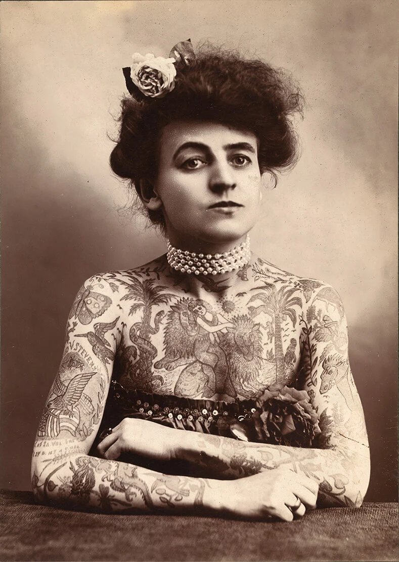 Maud Stevens Wagner, fahrende Tätowierkünstlerin in den USA, um 1907, Library of Congress/Wikimedia Commons