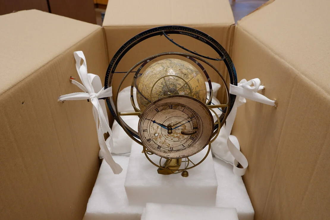 Auch für kurze Reisen sicher verstaut: Der fragile Mechanismus wird verpackt für die Reise über die Wendeltreppe, Foto: Amélie Bezard