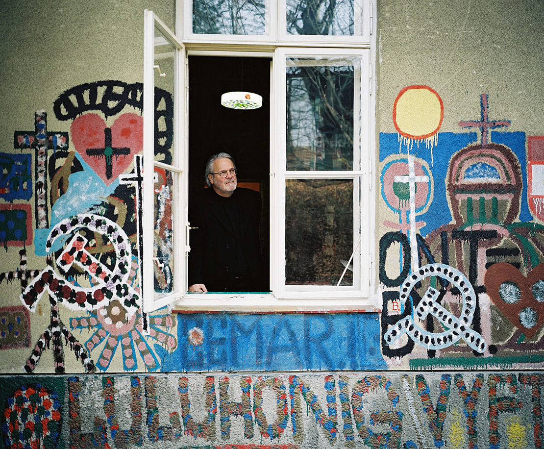 Gerhard Roth blickt aus dem Zimmer von August Walla im Haus der Künstler in Gugging, 2004, Foto: Martin Vukovits 