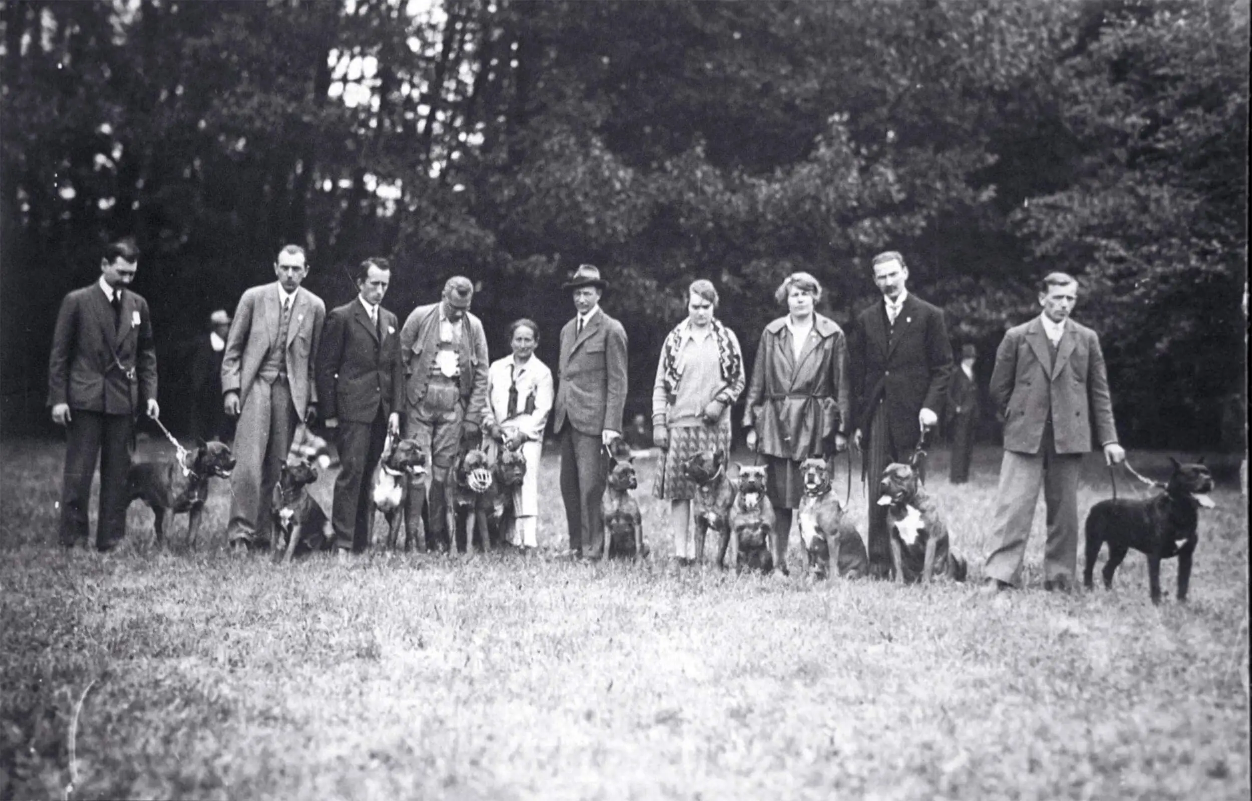 Rudolphina posiert mittig mit ihrem Boxer für dieses Foto einer Hundeshow in Österreich, Leo Baeck Institute, New York  