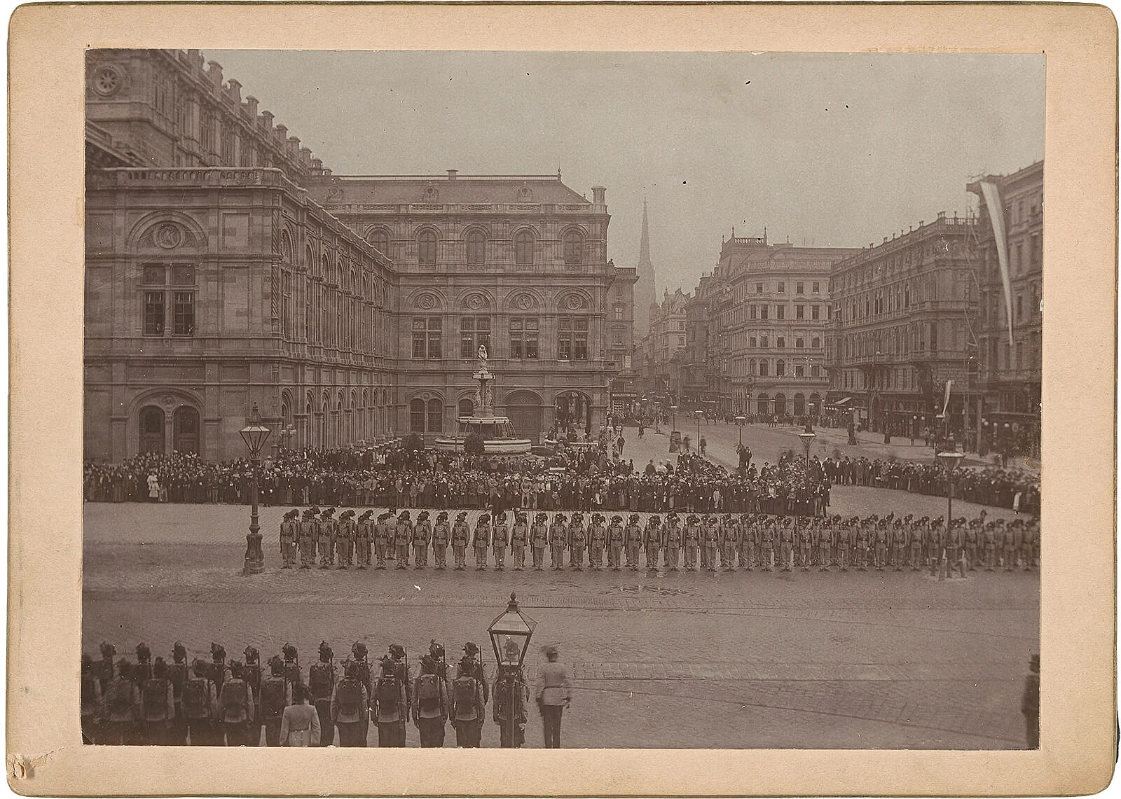 Abb. 28. Gustav Klaubert (Fotograf): „Kaisereinzug 1896“. Geraume Zeit vor dem eigentlichen Einzug fahren Kaiser Franz Joseph, seine Gemahlin, Mitglieder des Hofstaats sowie der Wiener Bürgermeister zum Nordbahnhof, um das russische Kaiserpaar zu empfangen; auf der Aufnahme sind sie jedoch noch nicht zu sehen. Bildmaß: 11,1 × 15,4 cm; Untersatz: 12,8 × 17,9 cm. Privatbesitz  