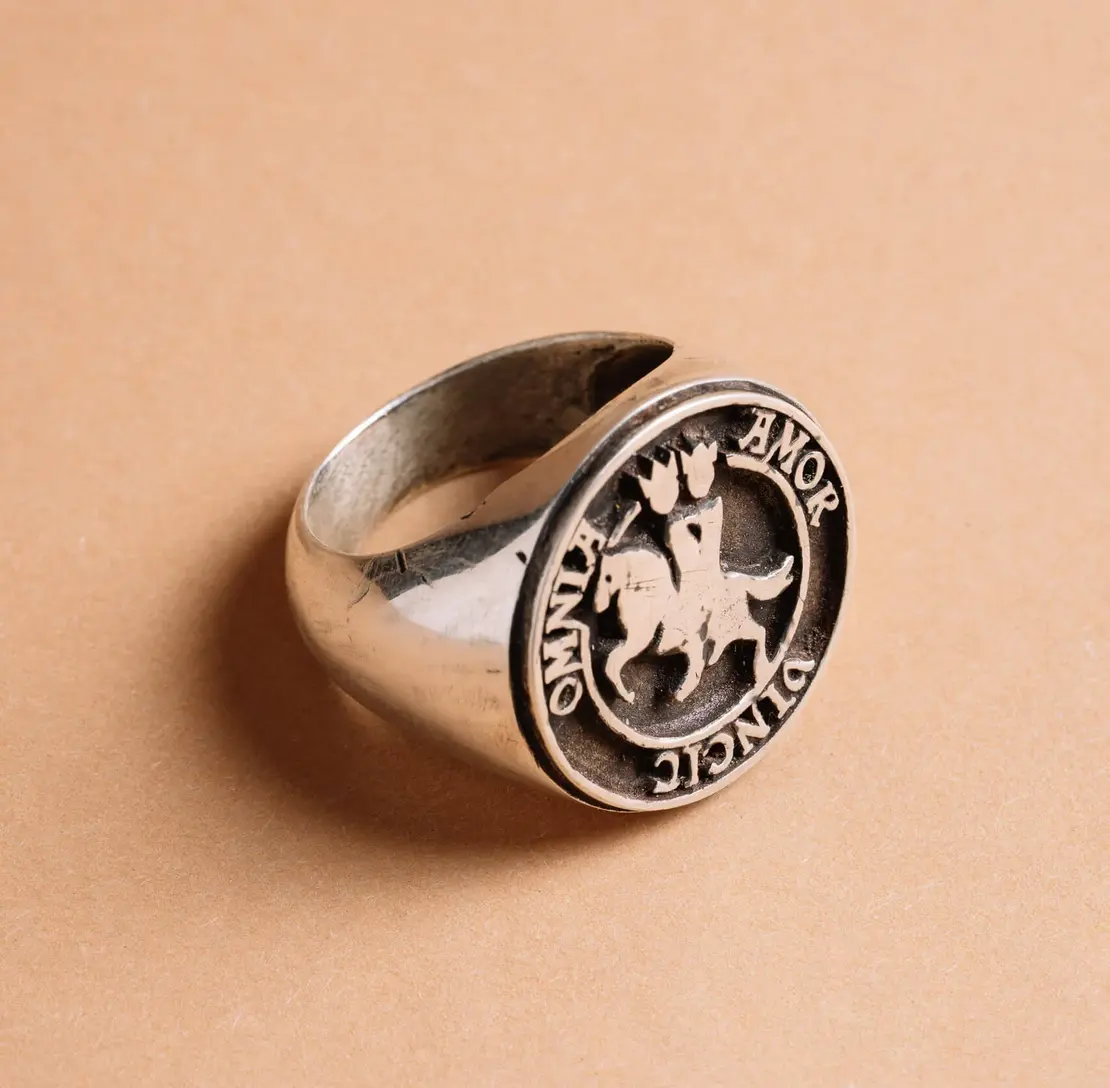 So könnte ein Siegelring eines schwulen Paares im Mittelalter ausgesehen haben. Foto: Gregor Hofbauer, QWIEN