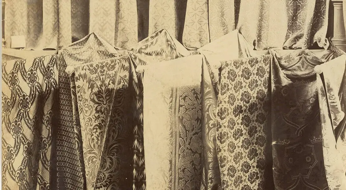 Musterstoffe von Carl Giani auf der Wiener Weltausstellung 1873, Foto: Oscar Kramer, Verlag der Wiener Photographen-Association, Wien Museum  