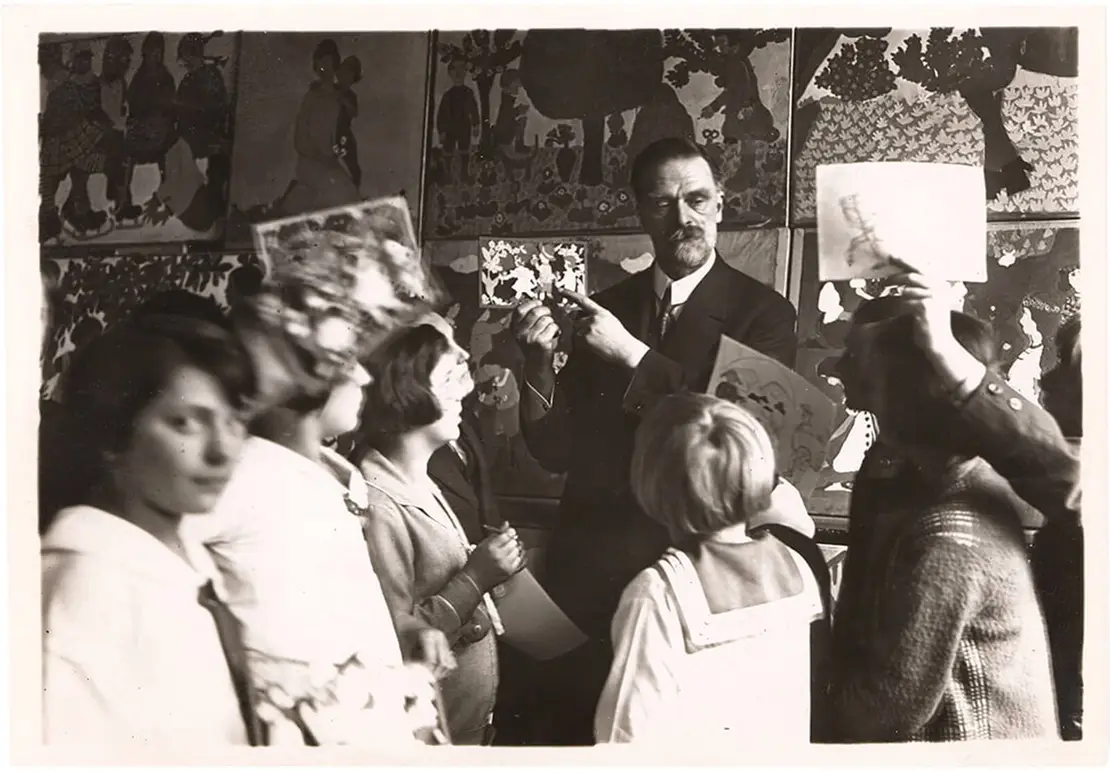 Franz Čižek mit Kindern der Jugendkunstklasse, um 1930, Fotograf/in: unbekannt, Wien Museum, Inv.-Nr. 305442  