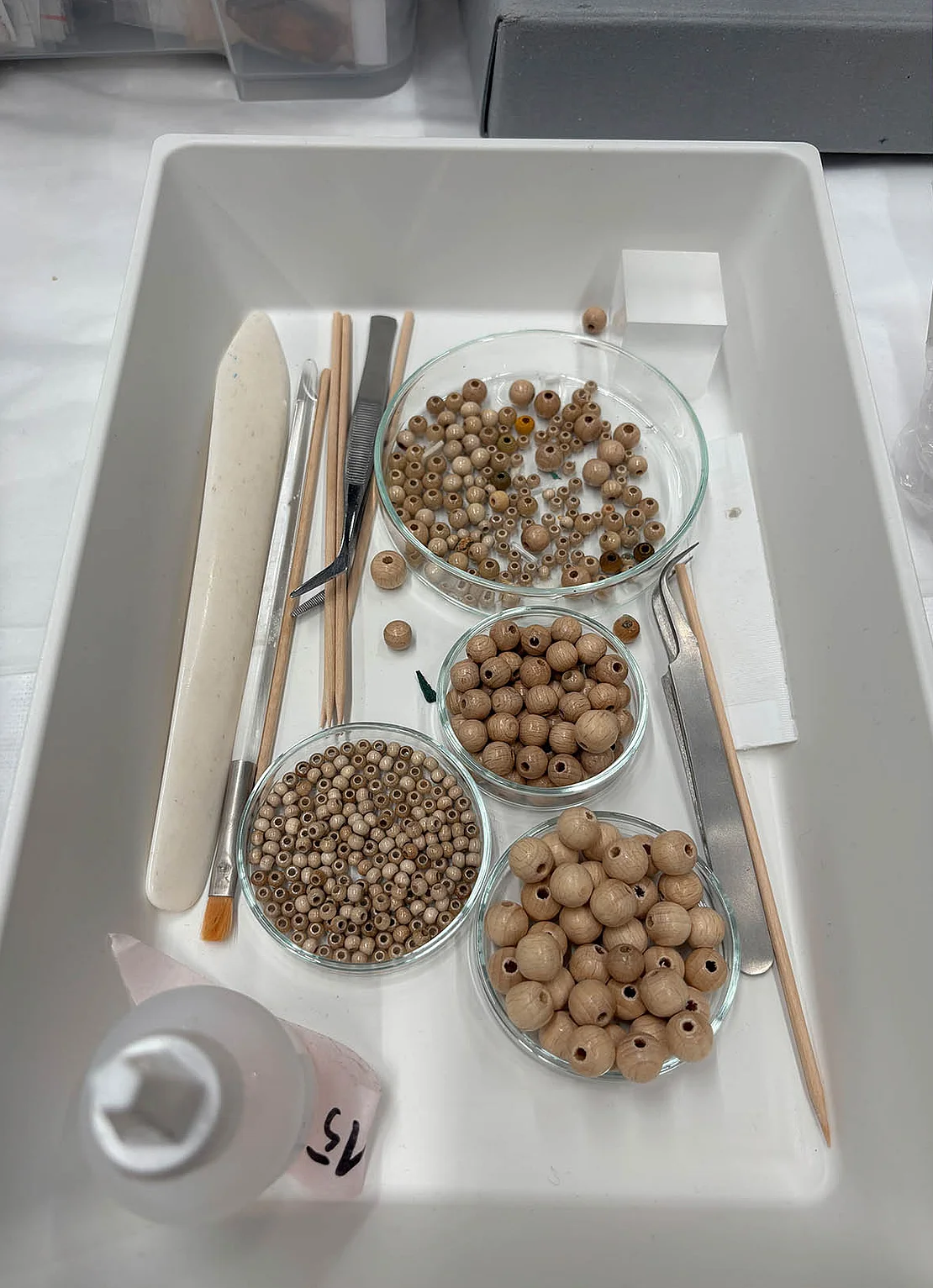 Holzperlen für die Restaurierung des Donauinselmodells, Foto: Christine Koblitz, Wien Museum  