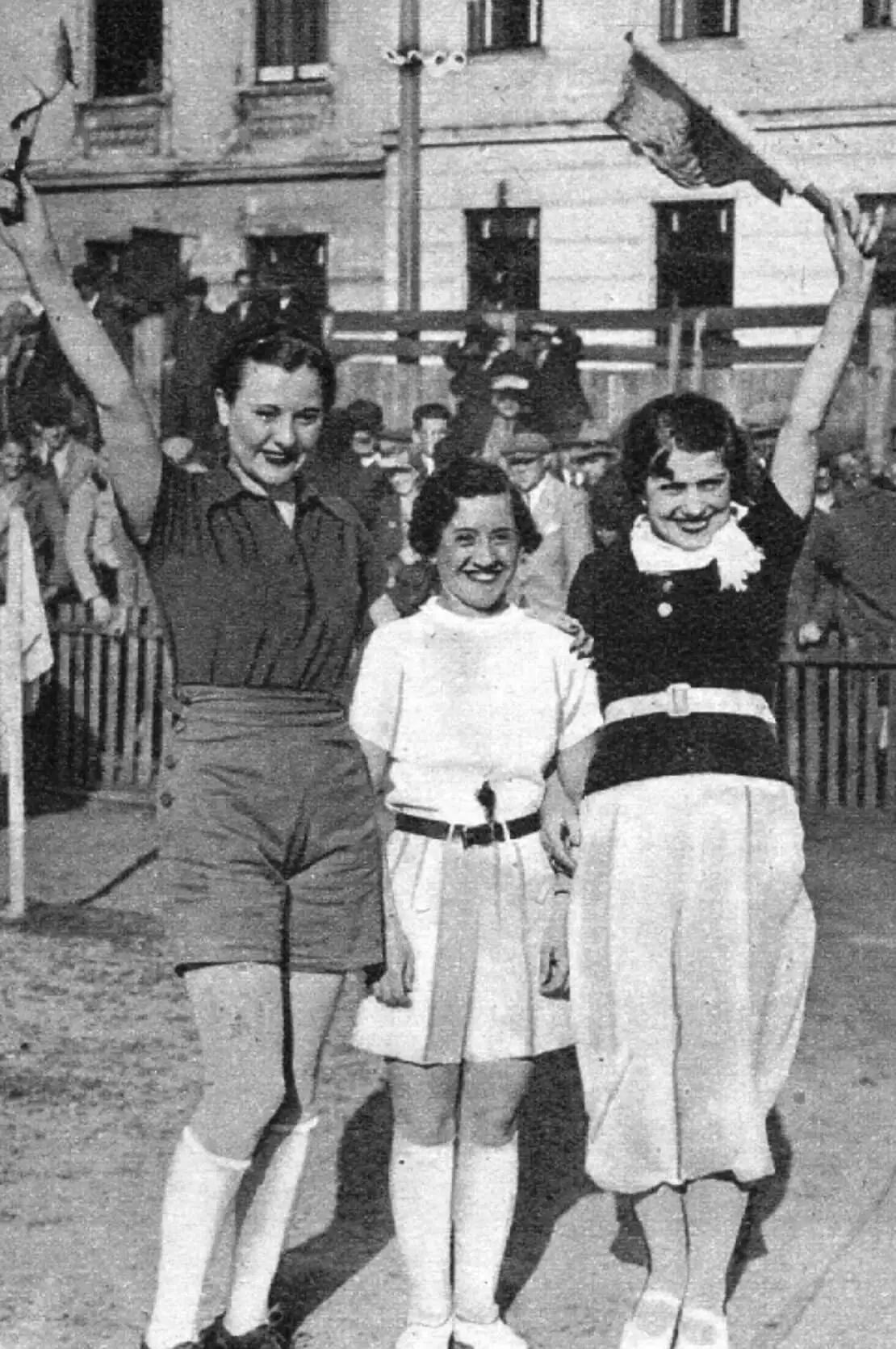 Edith Klinger vor ihrer Premiere als Schiedsrichterin in Dornbach (Sportclub Senioren gegen Wiener Operettenteam). Zwei Schauspielerinnen sekundierten als „Outrichterinnen“ – links Rita Wotawa, rechts Marianne Stanior. Foto: „Das illustrierte Blatt“, 23. Mai 1935, Quelle: ANNO/ÖNB   