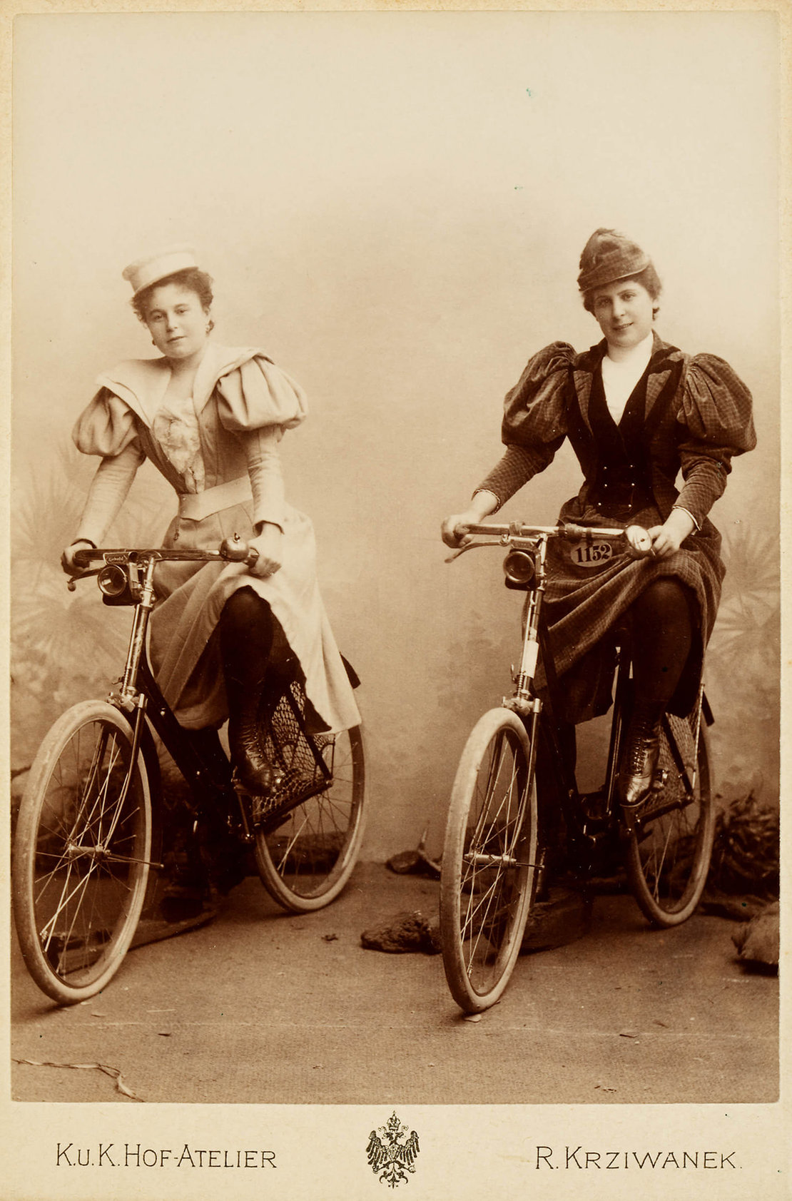 Die Schauspielerin Therese Biedermann mit Freundin und Fahrrad, um 1894, Foto: Krziwanek, Wien Museum Inv.-Nr. 59981 