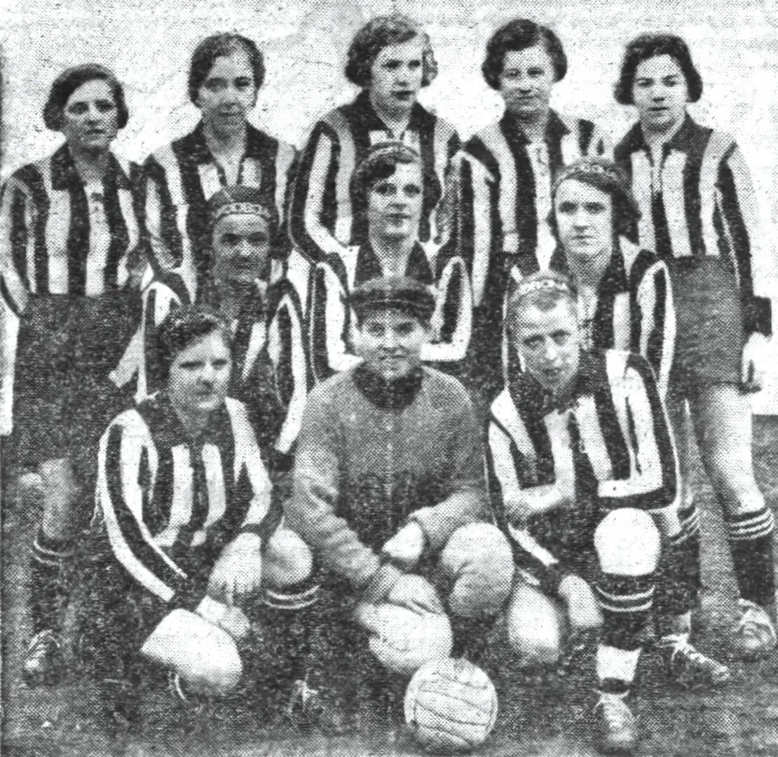 Die Vindobona (mit Austria-Unterstützung) vor dem ersten Spiel in Brünn. Hintere Reihe von links: Scher, Wetzer, Zaunrieth, Hallawirsch, Lovato. Mittlere Reihe von links: Krobath, Peternell, Henych. Vordere Reihe von links: Binder, Pliska, Aschauer. Foto: „Illustrierte Kronen-Zeitung“, 1. April 1937, Quelle: ANNO/ÖNB   