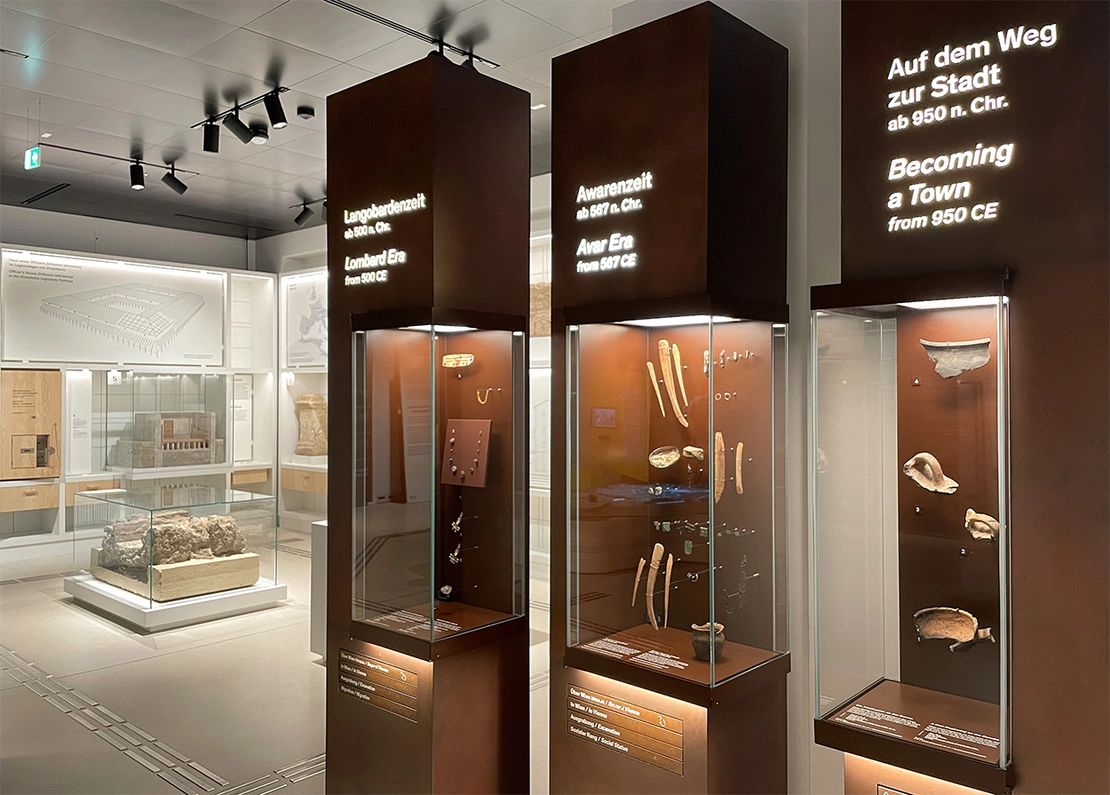 Vitrinen mit Funden aus der Zeit der Langobarden, der Awaren und ab 950, Wien Museum  