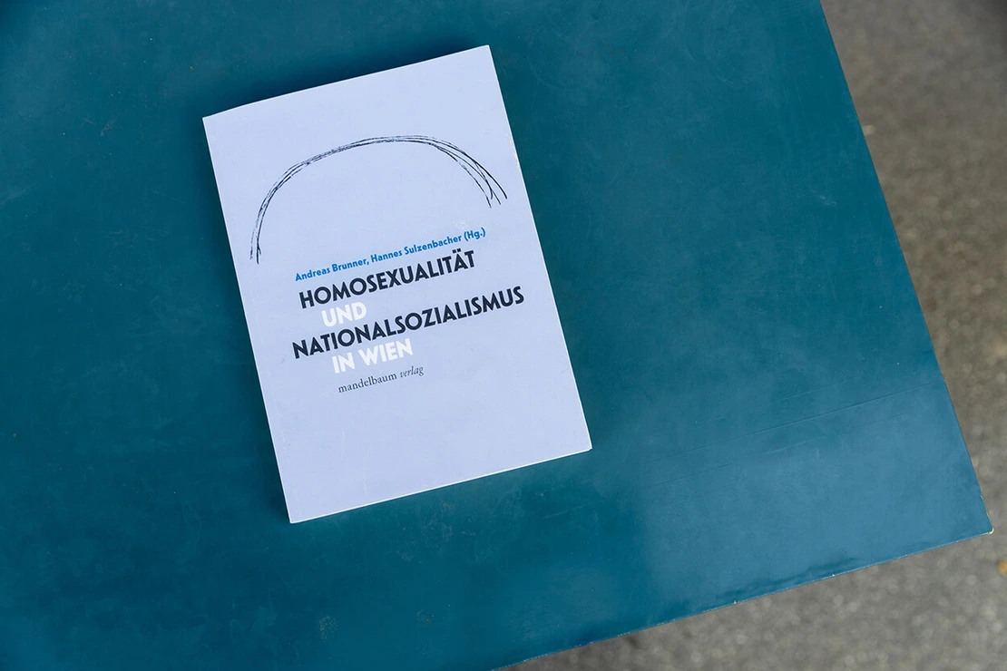 Das Buch „Homosexualität und Nationalsozialismus in Wien“ von Andreas Brunner und Hannes Sulzenbacher ist im Mandelbaum-Verlag erschienen. Foto: Victoria Nazarova  