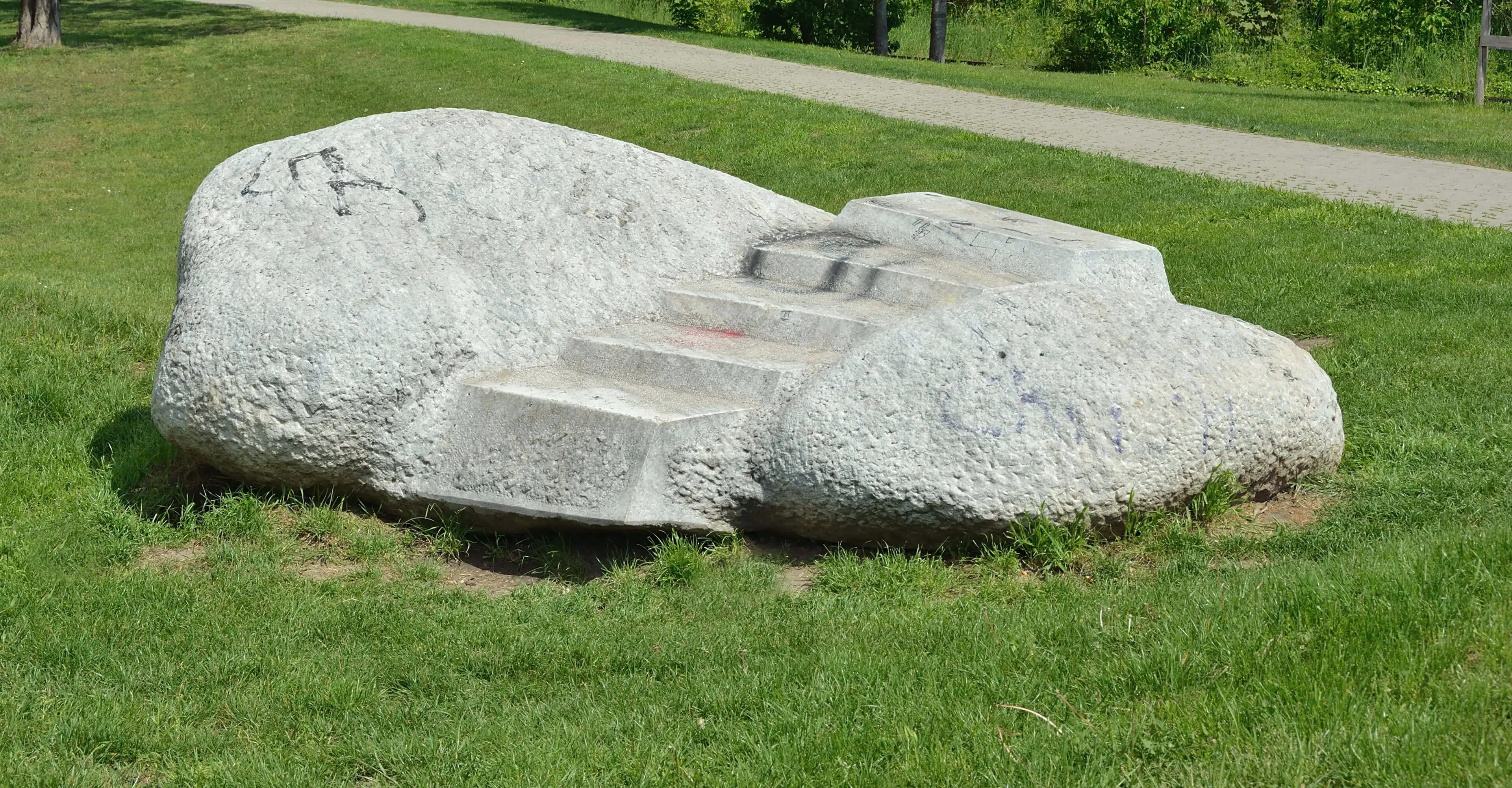 Oswald Stimm, Begehbare Skulptur, Freiplastik, 1972, Foto: Christian Philipp, Quelle: Wikimedia Commons