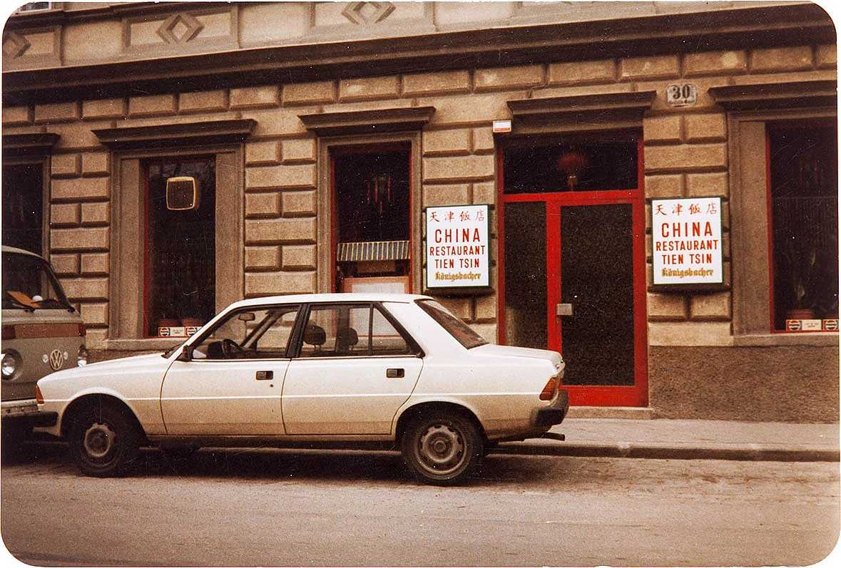 Das „Tien Tsin” in der Ramperstorffergasse 47, 1980, privat. Der Name „Tien Tsin” bezieht sich auf die Hafenstadt Tianjin und deren koloniale Geschichte. Dort verfügte die österreichisch-ungarische Monarchie zwischen 1901 und 1917 über eine sogenannte Konzession, d.h. die Habsburger nutzten eine Fläche als Handelsstützpunkt und herrschten über diesen Stadtteil autonom.  