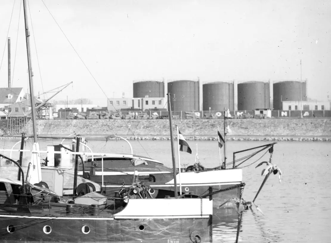 Die fünf in Reihe stehenden Tanks der Steaua Romana waren ein leichtes Ziel bei Luftangriffen. Blick über das Hafenbecken in Richtung Donaustrom. Ausschnitt aus einem Bild von 1938. ÖNB/Lichtbildstelle  