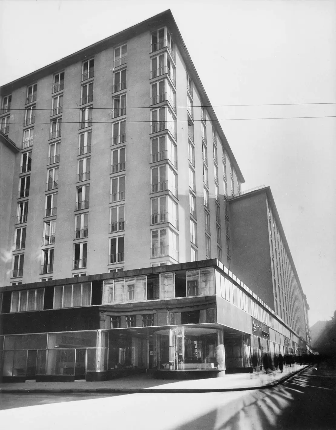 Blick auf das Hochhaus an der Ecke Herrengasse / Fahnengasse von der Straße. Der Aufbau ist unsichtbar. Quelle: Architekturzentrum Wien, Sammlung  