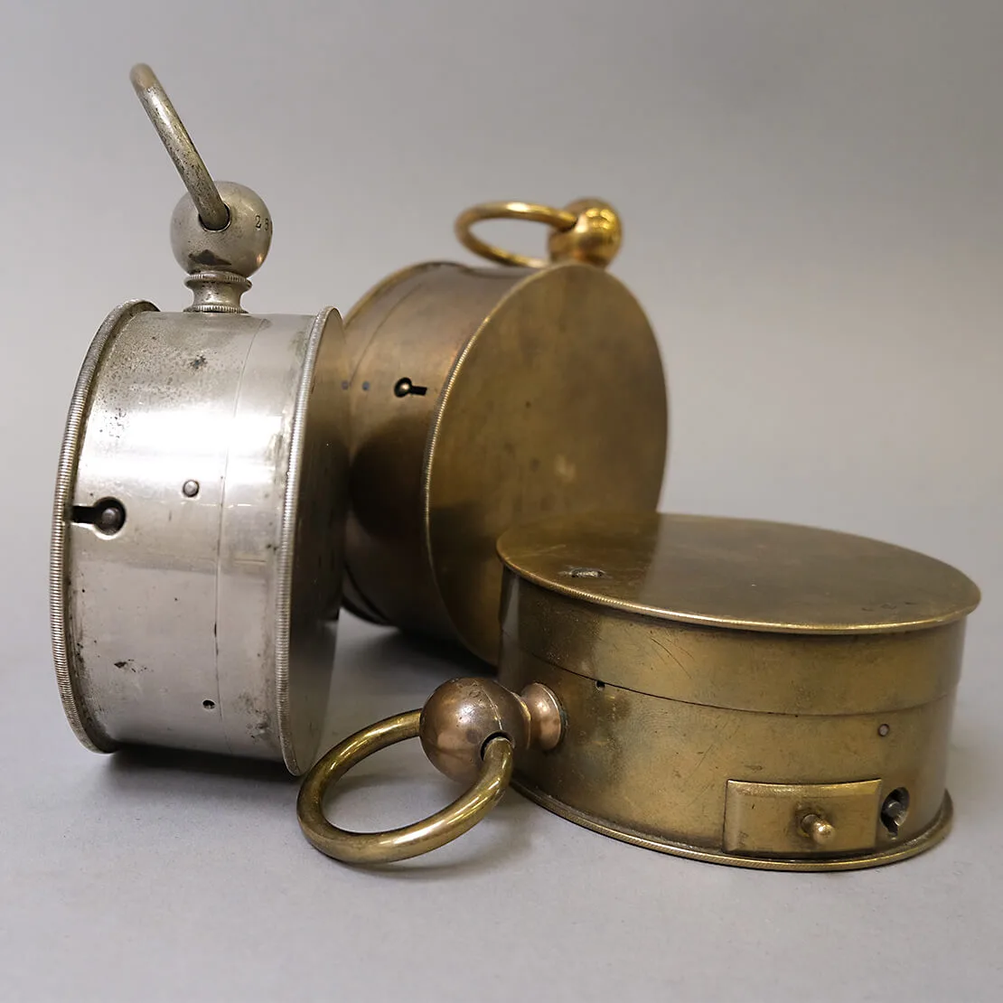 Tragbare Nachtwächterkontrolluhren in geschlossenem Zustand. Foto: Tabea Rude  