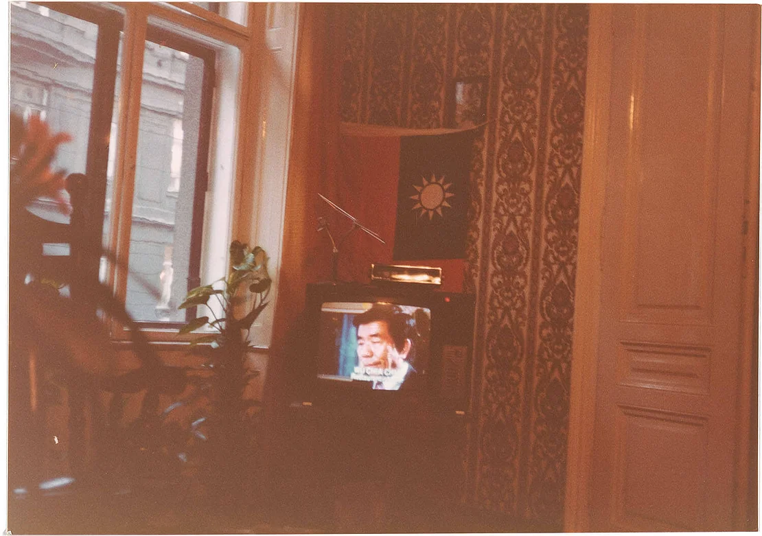 Seine Familie fotografiert eine Reportage über Chia Chai Wu im Fernsehen, Juli 1978, Familie Wu  
