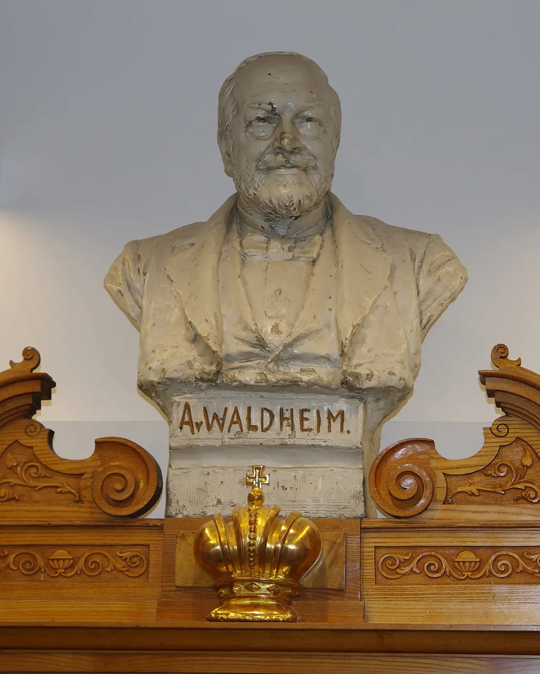 Anton Schürer von Waldheim: Gipsbüste von Edmund Hellmer, 1894, in der Apotheke zur goldenen Krone, Himmelfportgasse 7, Foto:  Andreas Winkel, 2022  