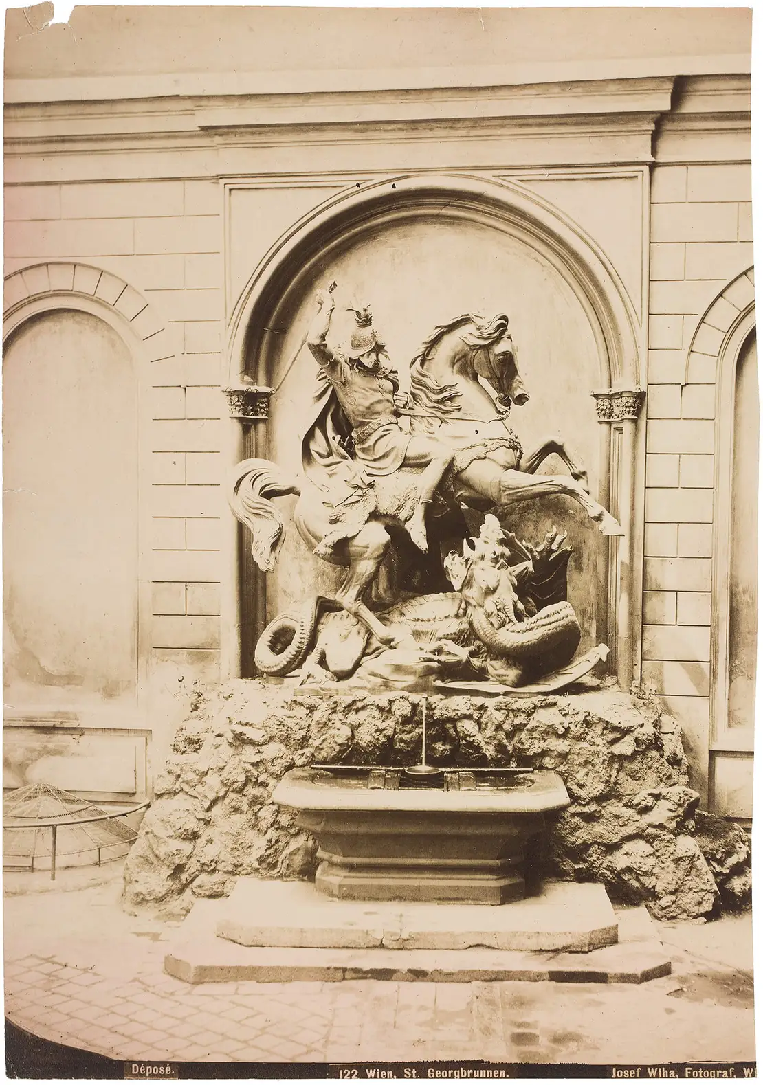 Anton Dominik Fernkorn: Der Heilige Georg im Kampf mit dem Drachen, Zinkguß der Fürstlich Salm’schen Eisengießerei in Blansko, Wien, Palais Montenuovo, 1., Strauchgasse 1-3