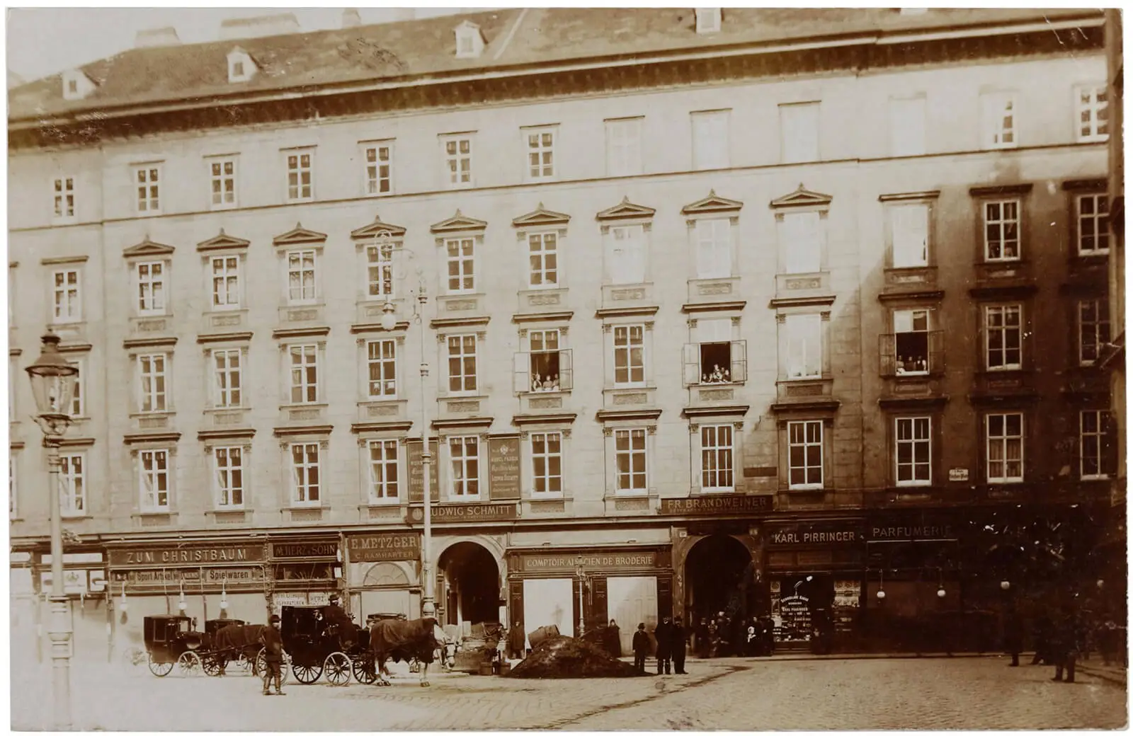 Zwettlerhof mit verschiedenen Geschäften, darunter Herz & Sohn (links), Wien Museum