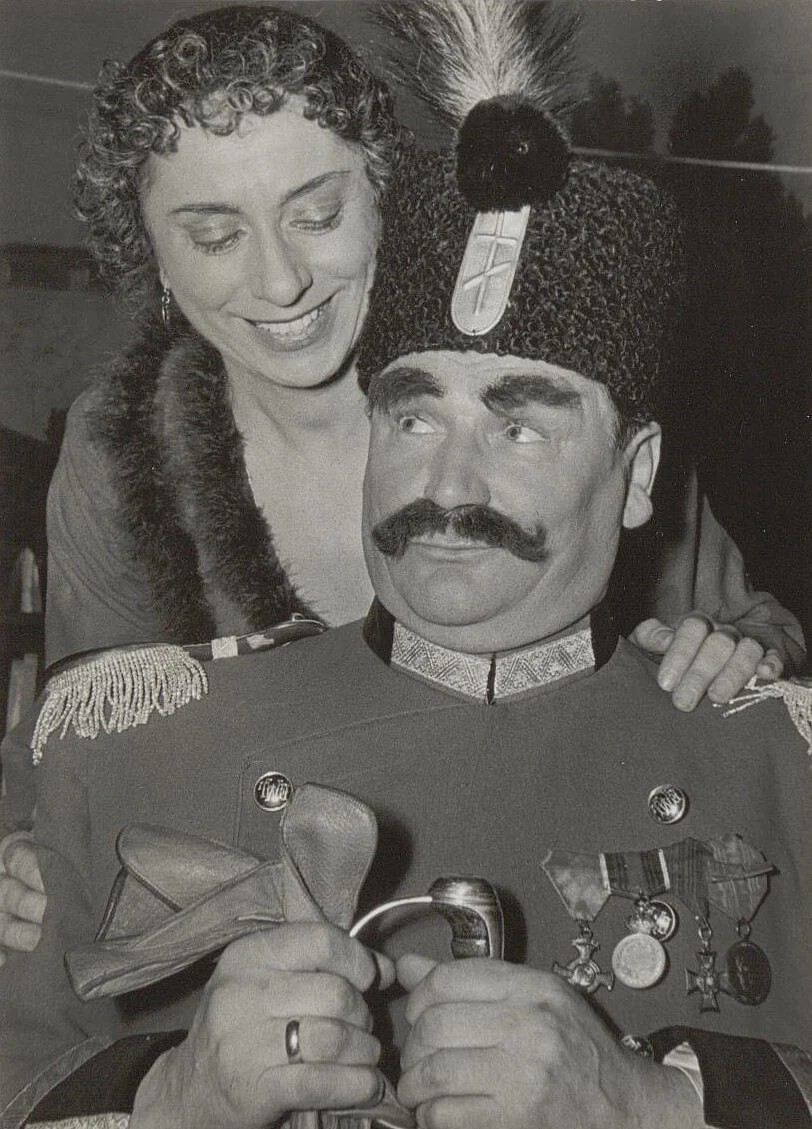 Dorothea Neff (mit Hermann Erhardt) bei einer Aufführung von Georg Bernard Shaws Stück „Helden“ im Volkstheater, 1952, Foto: Anton Doliwa/Wien Museum  