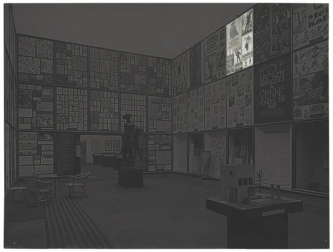 Panel 2, Raum der Kunstgewerbeschule, Raumgestaltung Professor Witzmann, Plakate der Klasse Professor Löffler, Foto: Bruno Reiffenstein, MAK KI 8961-9  