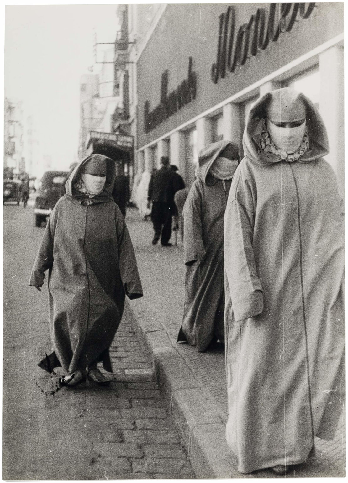 Lilly Joseph: Verhüllte arabische Frauen auf der Straße, Casablanca/Marokko, um 1940, Wien Museum 
