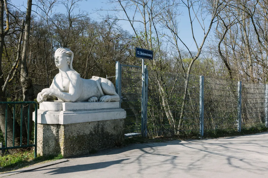 Rechts von der Sphinx führt der Steinweisweg in Richtung U4, Foto: Elodie Grethen  